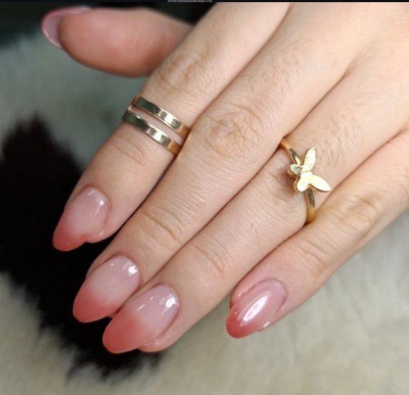 Manicura nude degradé con anillos
