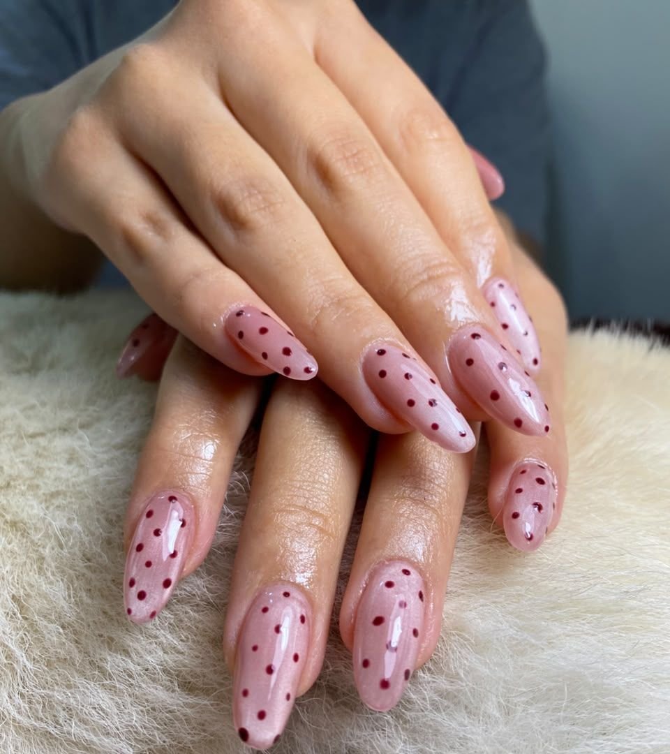 Manicura con lunares en ambas manos